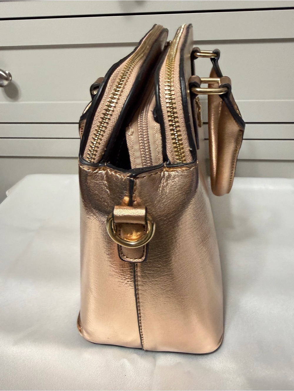 ✨ Gorgeous Metallic Gold Satchel Purse ✨ - Picture 4 of 16